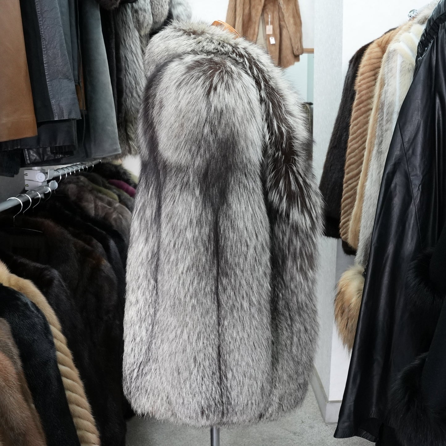 SAGA ROYAL FOX Silver Fox Soft and Fluffy - Genuine Vintage Fur Japan