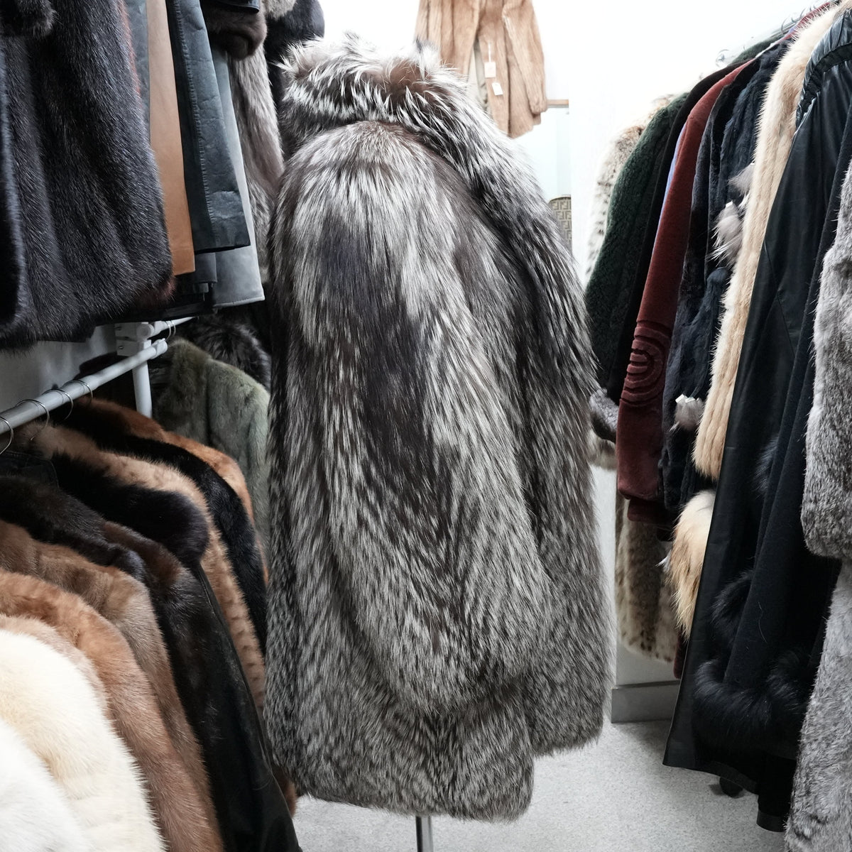 Silver Fox Coat SAGA FOX - Genuine Vintage Fur From Japan