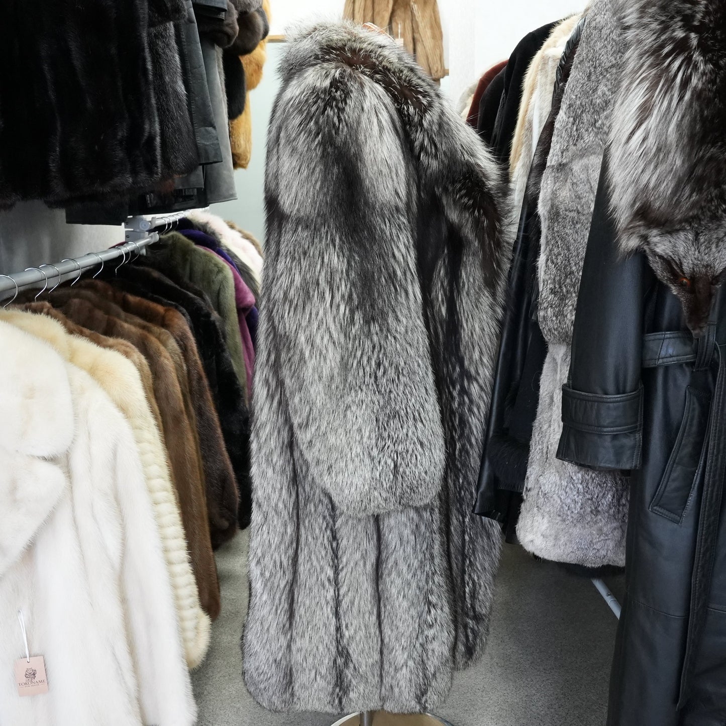 Silver Fox Long Coat SAGA FOX Soft & Fluffy - Genuine Vintage Fur From Japan