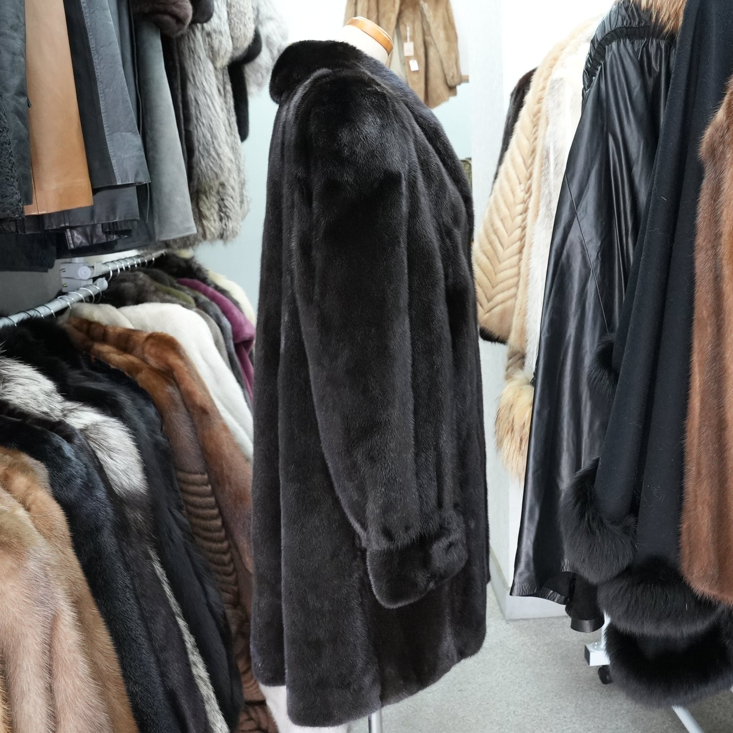 BLACKGLAMA Mink Coat Substantial and luxurious - Genuine Vintage Fur From Japan
