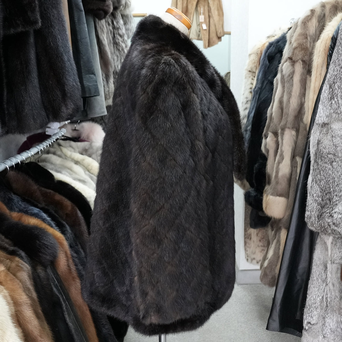 Dark Mink diamond-cut design and a bow tie detail - Genuine Vintage Fur From Japan