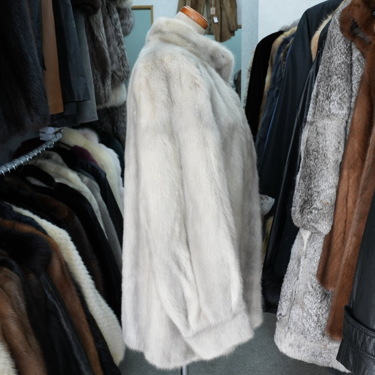 Sapphire Mink Fur Coat SAGA MINK - Genuine Vintage Fur From Japan