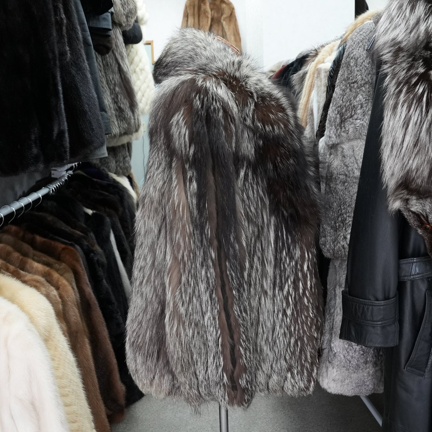 Silver Fox Fur Coat SAGA FOX - Genuine Vintage Fur From Japan