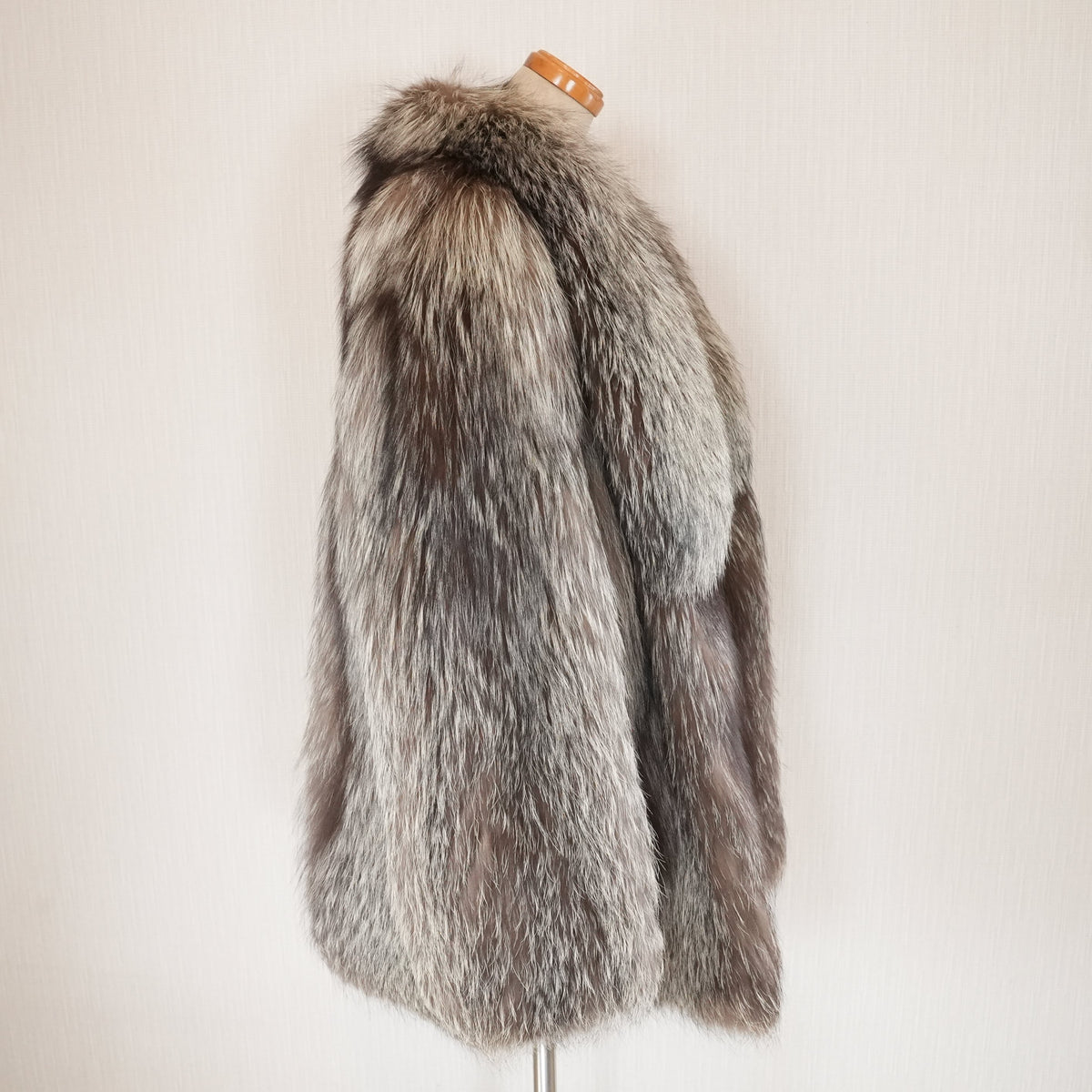 SAGA FOX Silver Fox Fur Coat - Genuine Vintage Fur From Japan
