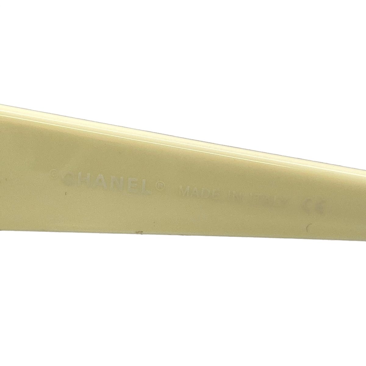 CHANEL 18316 C0200 太阳镜 — 深灰色/象牙色/黑色复古款