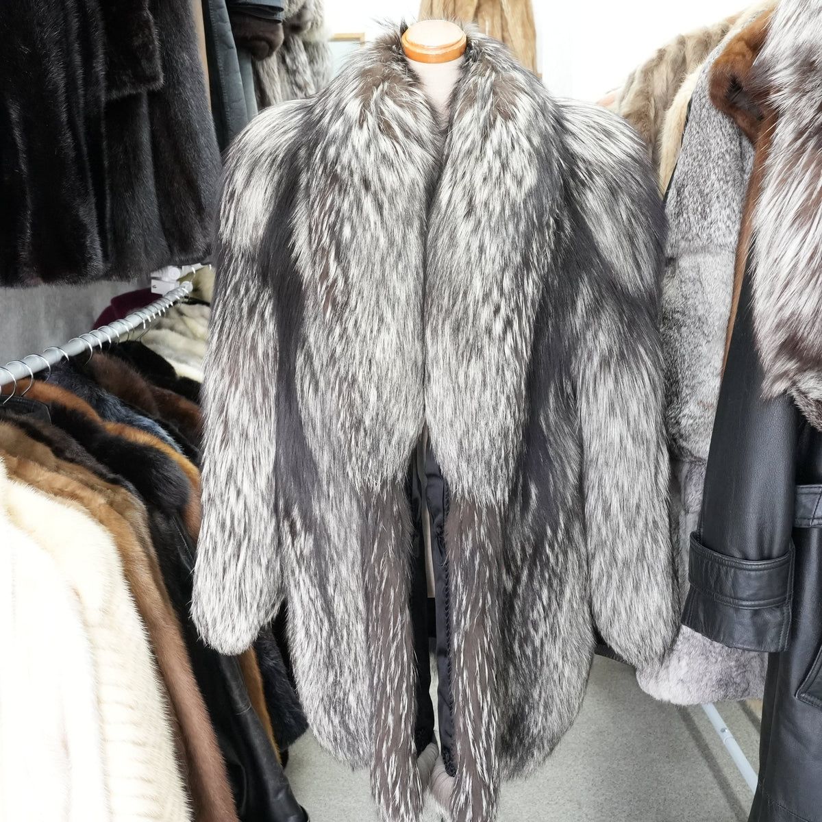 SAGA ROYAL Silver Fox Fur Coat Soft and Fluffy - Genuine Vintage Fur From Japan