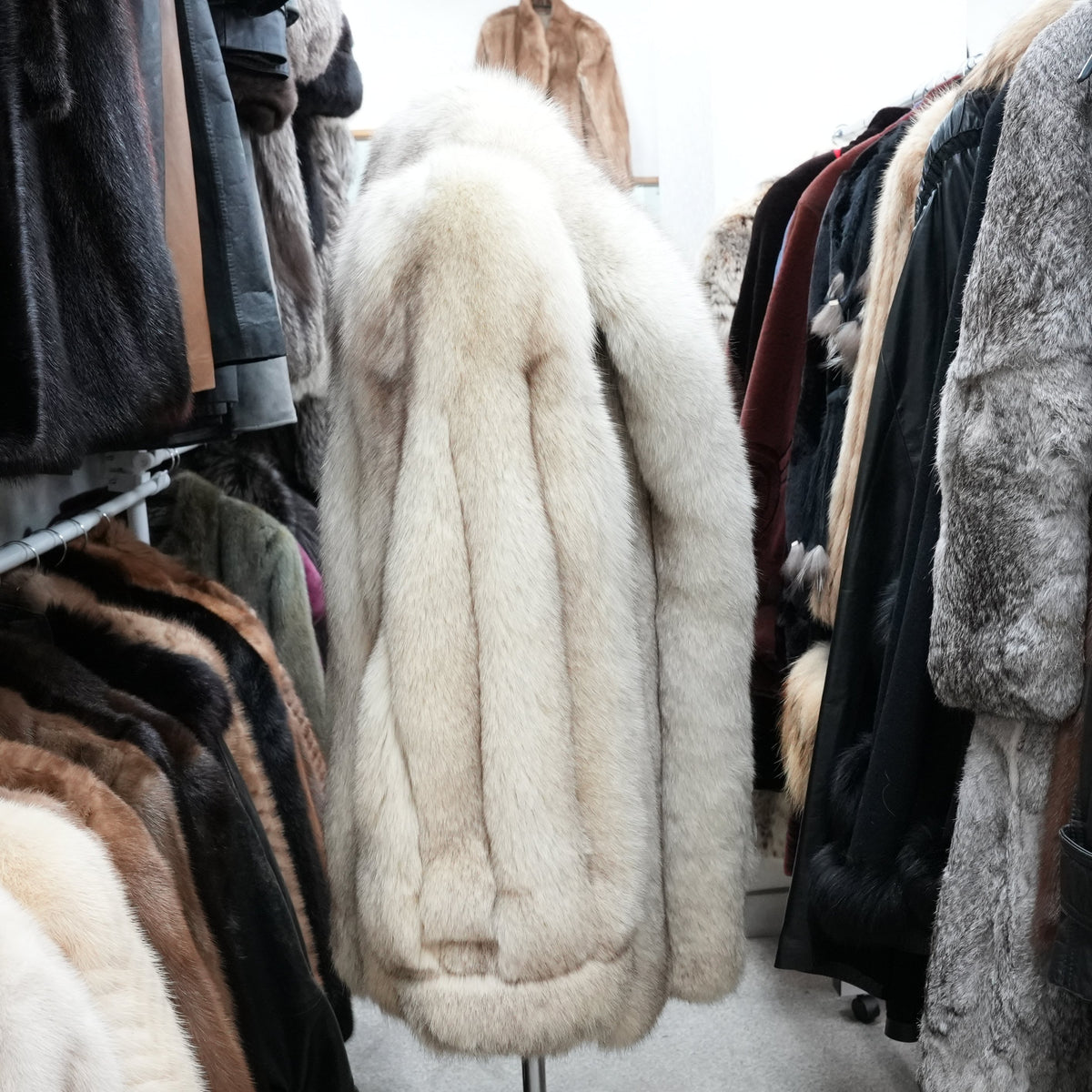 Blue Fox SAGA Fox Coat Soft and Fluffy - Genuine Vintage Fur From Japan