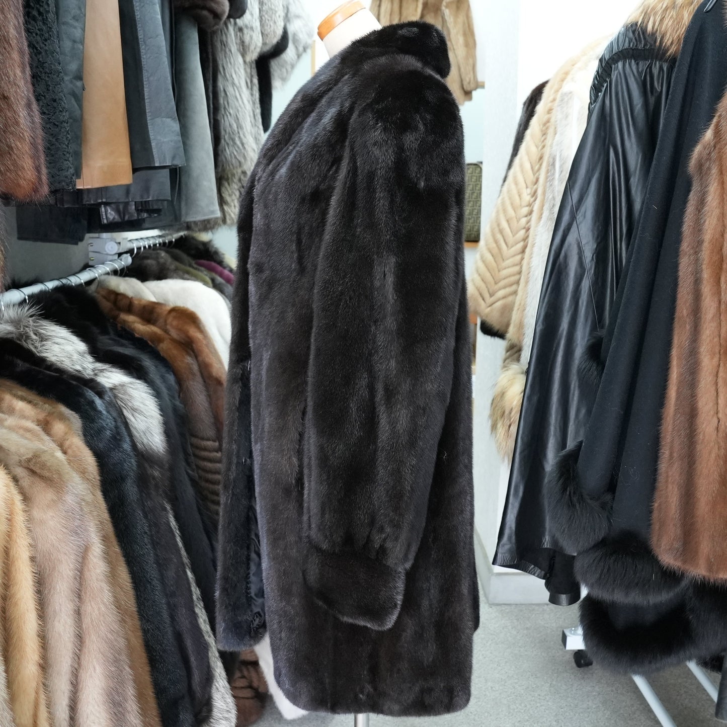 BLACKGLAMA Mink Coat Substantial and luxurious - Genuine Vintage Fur From Japan