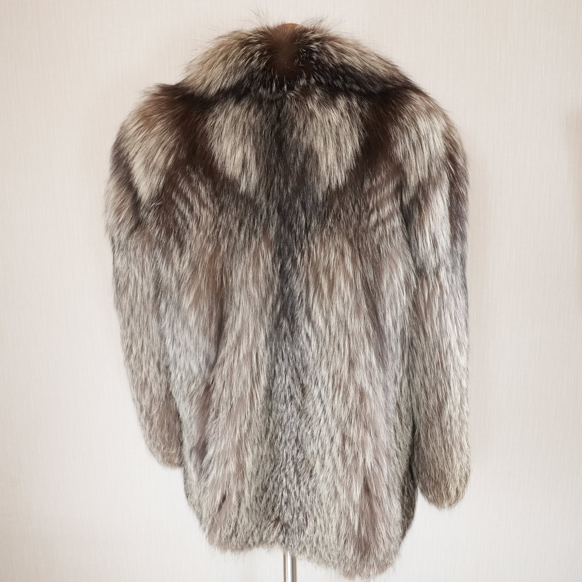 SAGA FOX Silver Fox Fur Coat - Genuine Vintage Fur From Japan