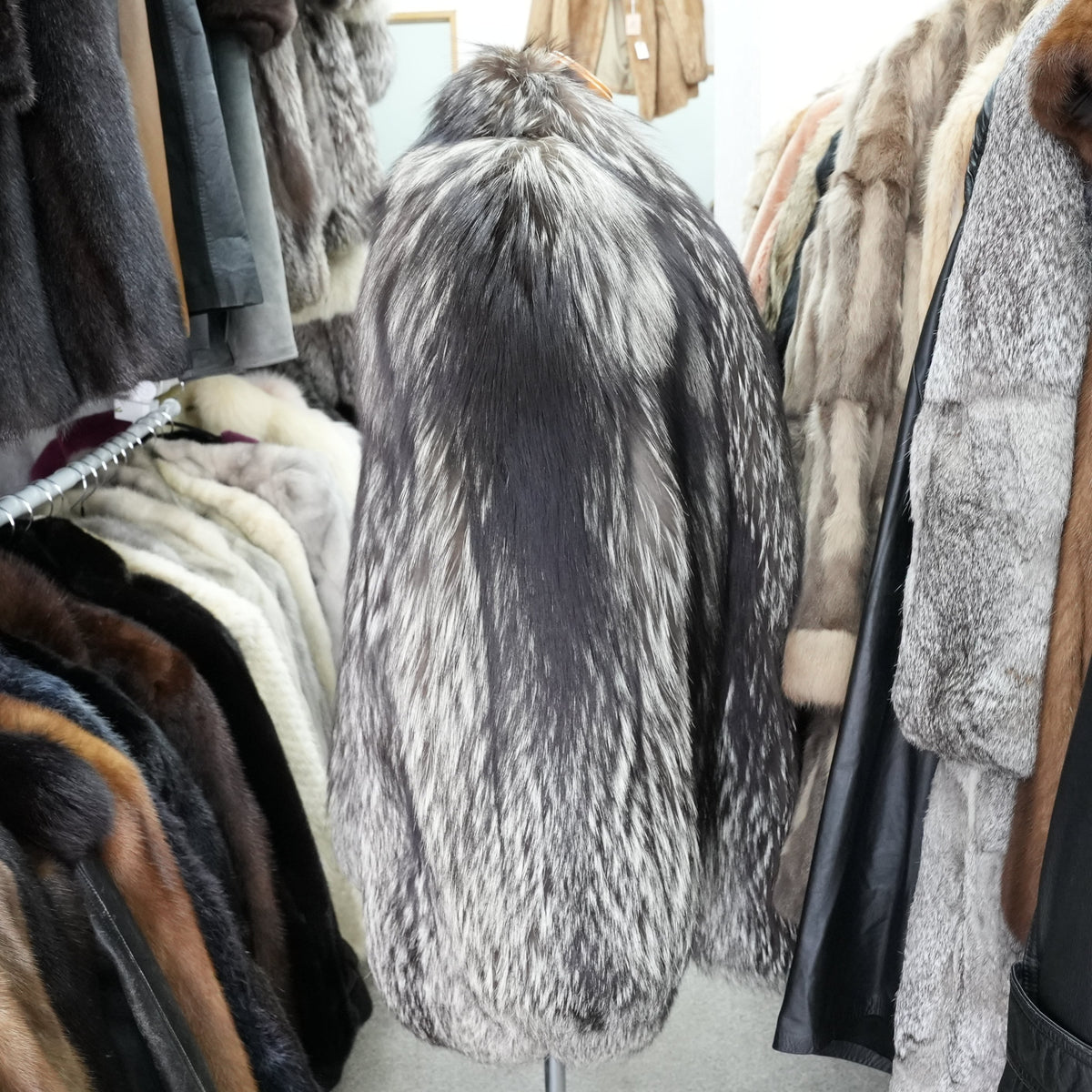 SAGA ROYAL Silver Fox Fur Coat Soft and Fluffy - Genuine Vintage Fur From Japan