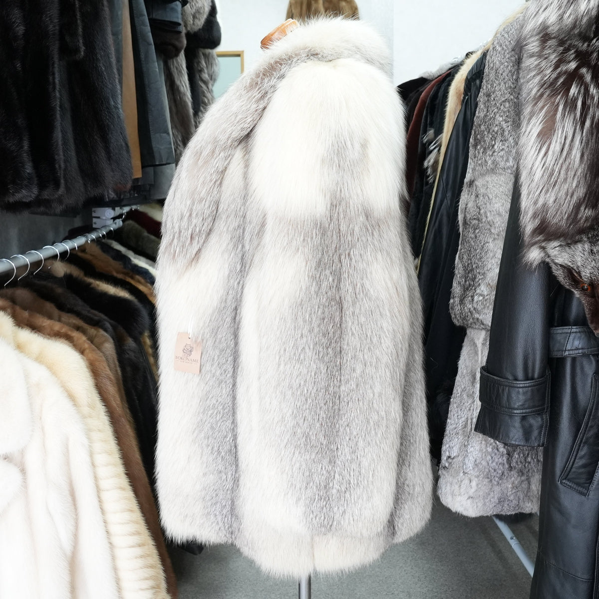 Platinum SAGA ROYAL Fox Fur Coat Soft and Fluffy - Genuine Vintage Fur From Japan