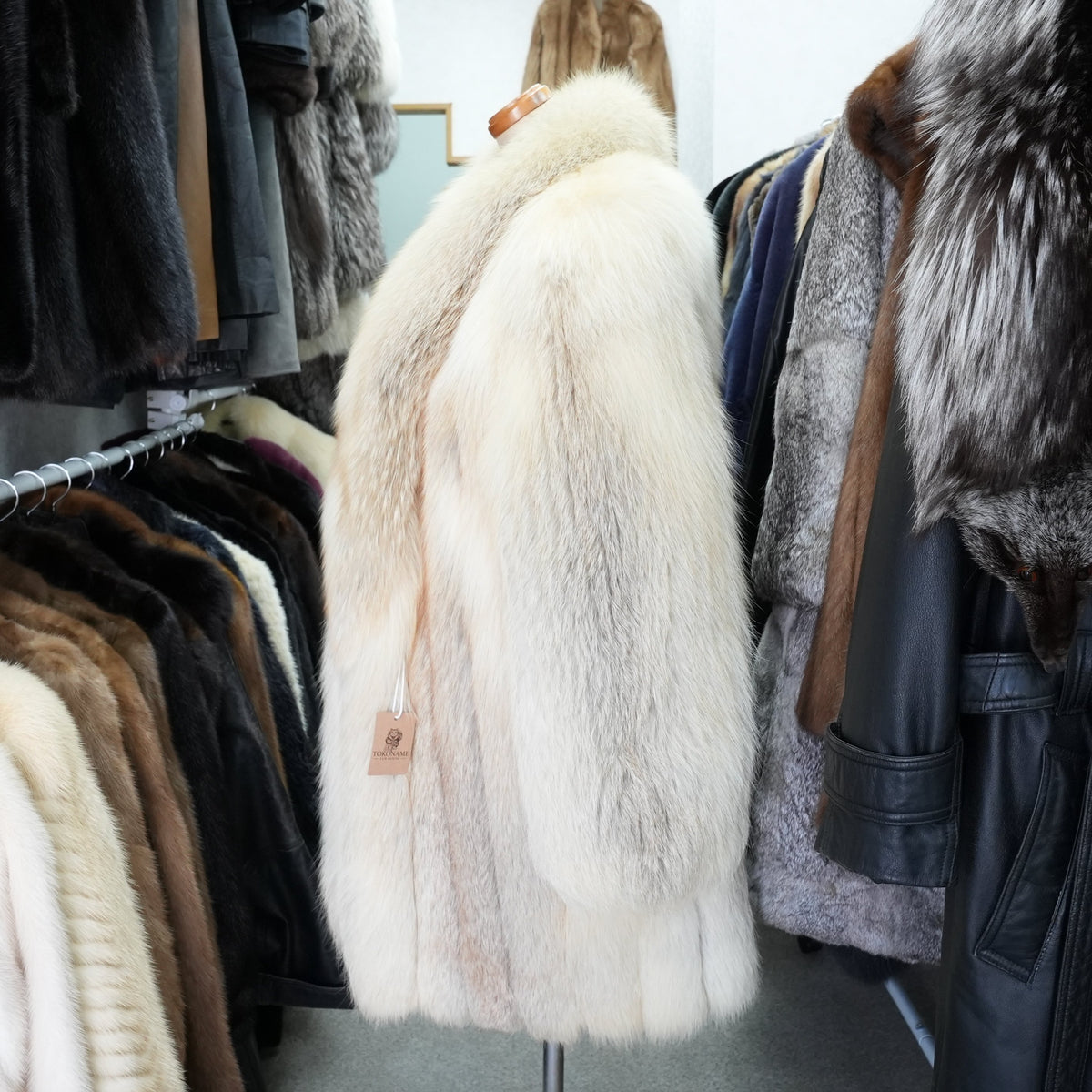 Golden Island Fox Fur Coat Soft and Fluffy SAGA FOX - Genuine Vintage Fur From Japan