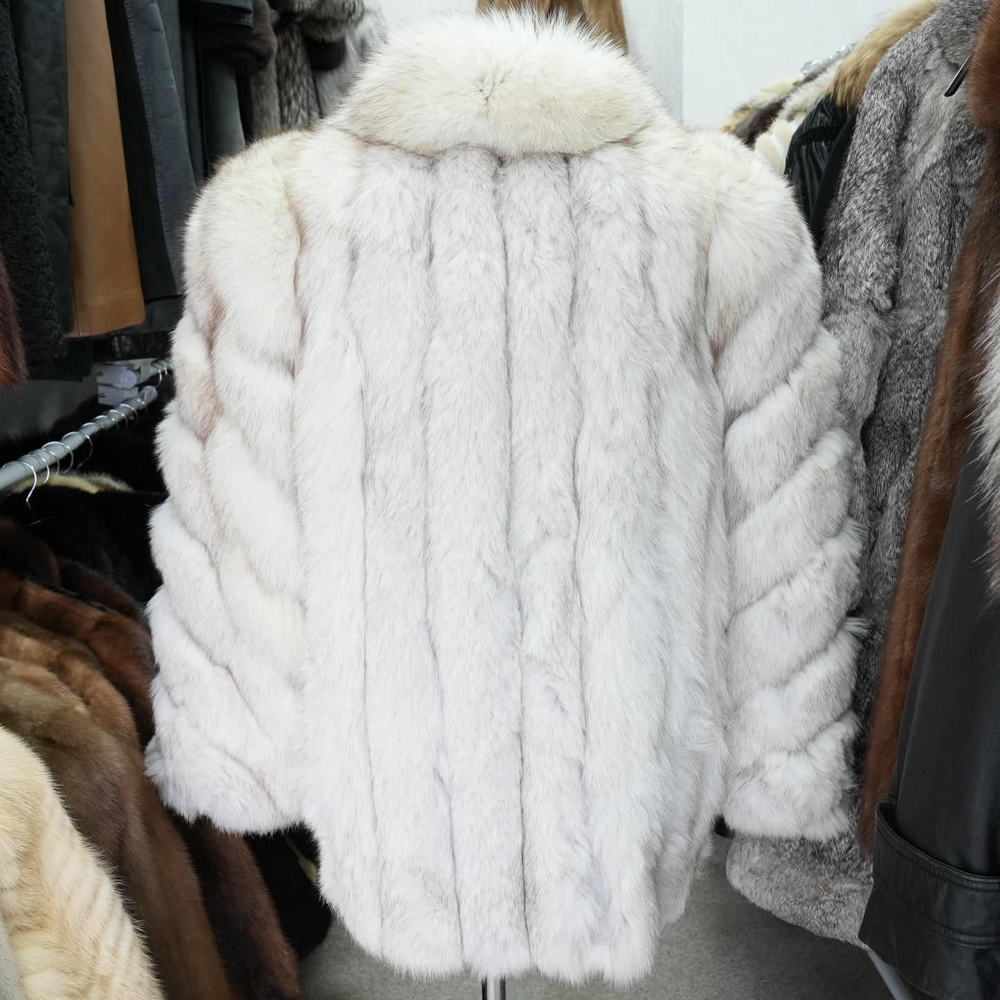 SAGA ROYAL FOX Fur Coat - Genuine Vintage Fur From Japan