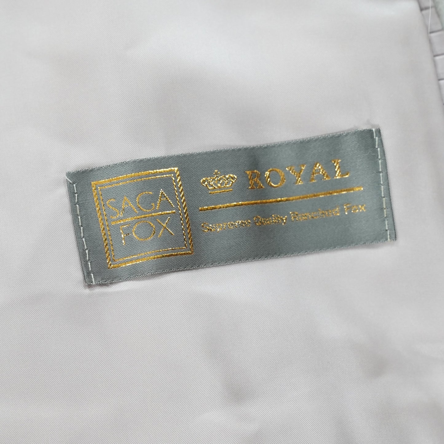 SAGA ROYAL FOX Fur Coat - Genuine Vintage Fur From Japan