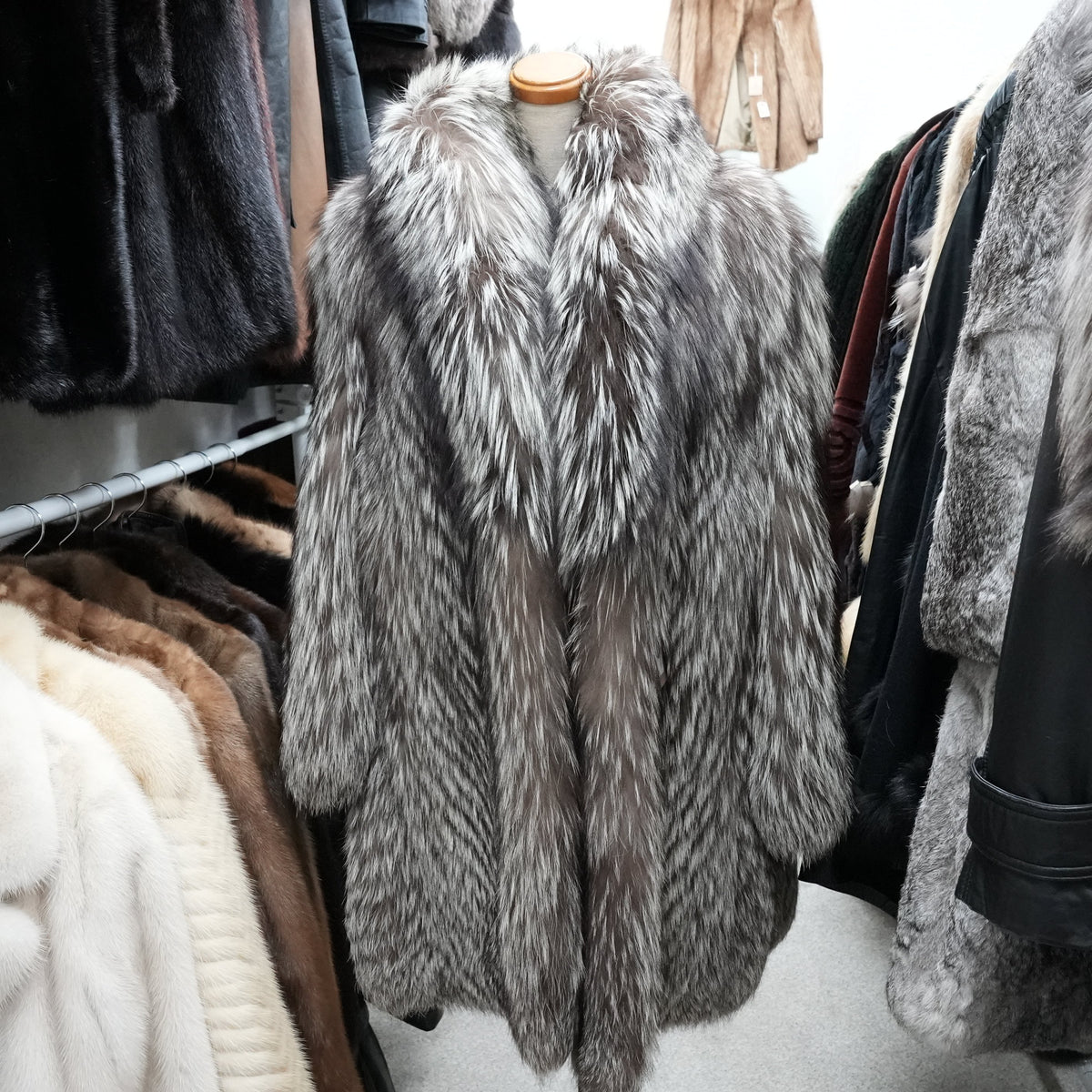 Silver Fox Coat SAGA FOX - Genuine Vintage Fur From Japan