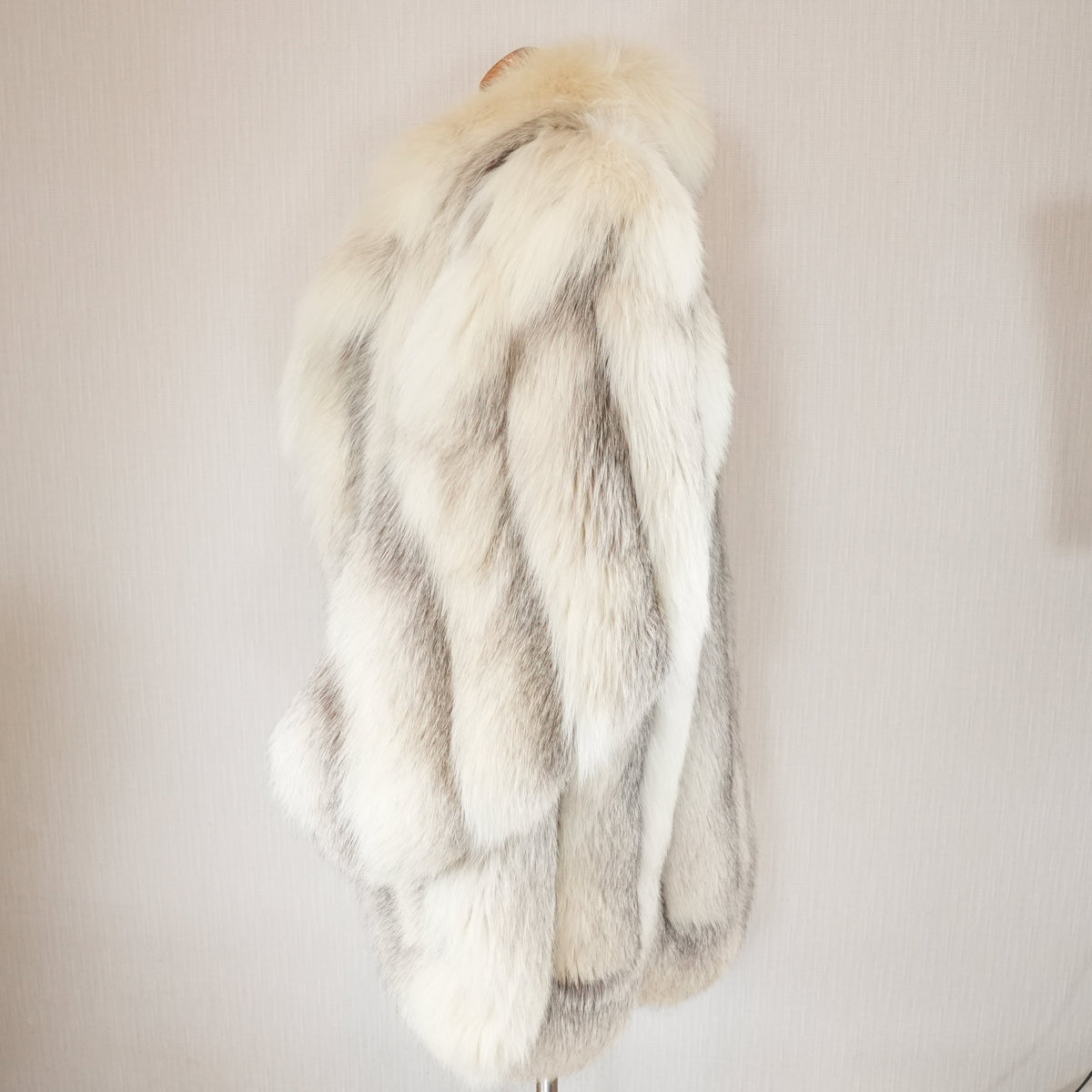 Scallop Shadow Fox and Frost Fox Fur elegant Coat Soft and Fluffy - Genuine Vintage Fur From Japan