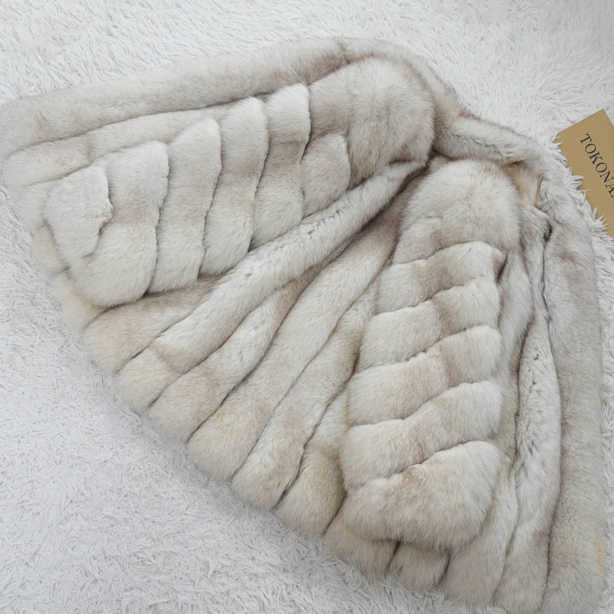 SAGA ROYAL Nordic Fox Fur Coat Soft and Fluffy - Genuine Vintage Fur From Japan