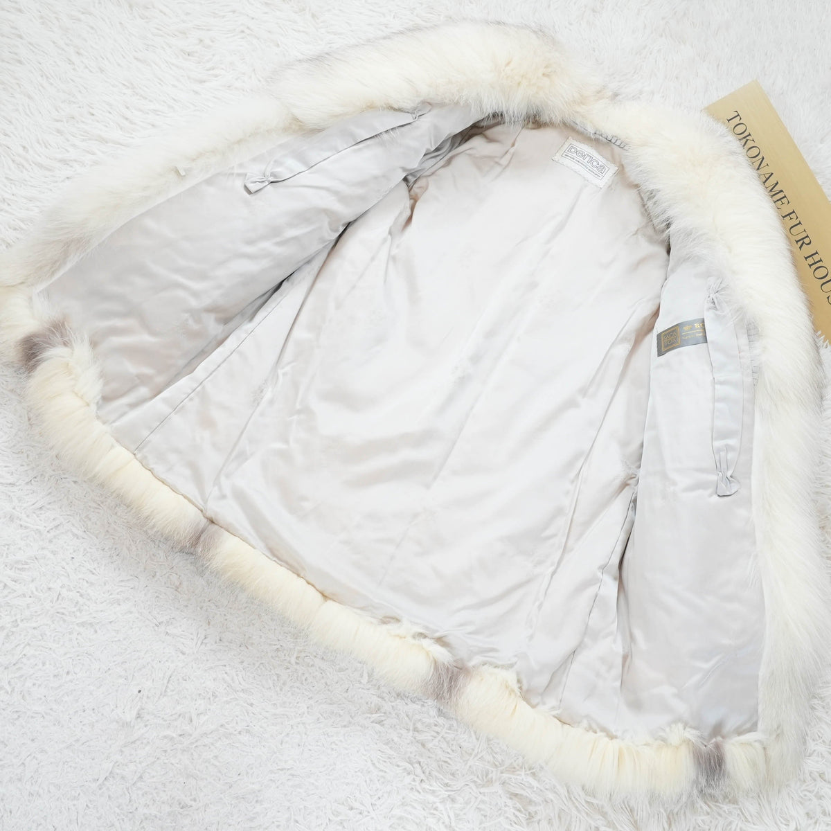 Platinum SAGA ROYAL Fox Fur Coat Soft and Fluffy - Genuine Vintage Fur From Japan