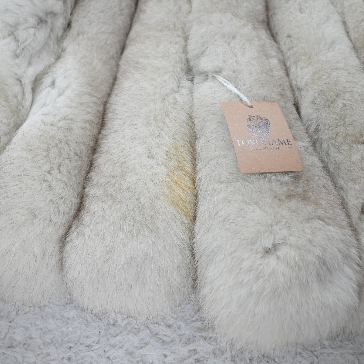SAGA ROYAL Nordic Fox Fur Coat Soft and Fluffy - Genuine Vintage Fur From Japan