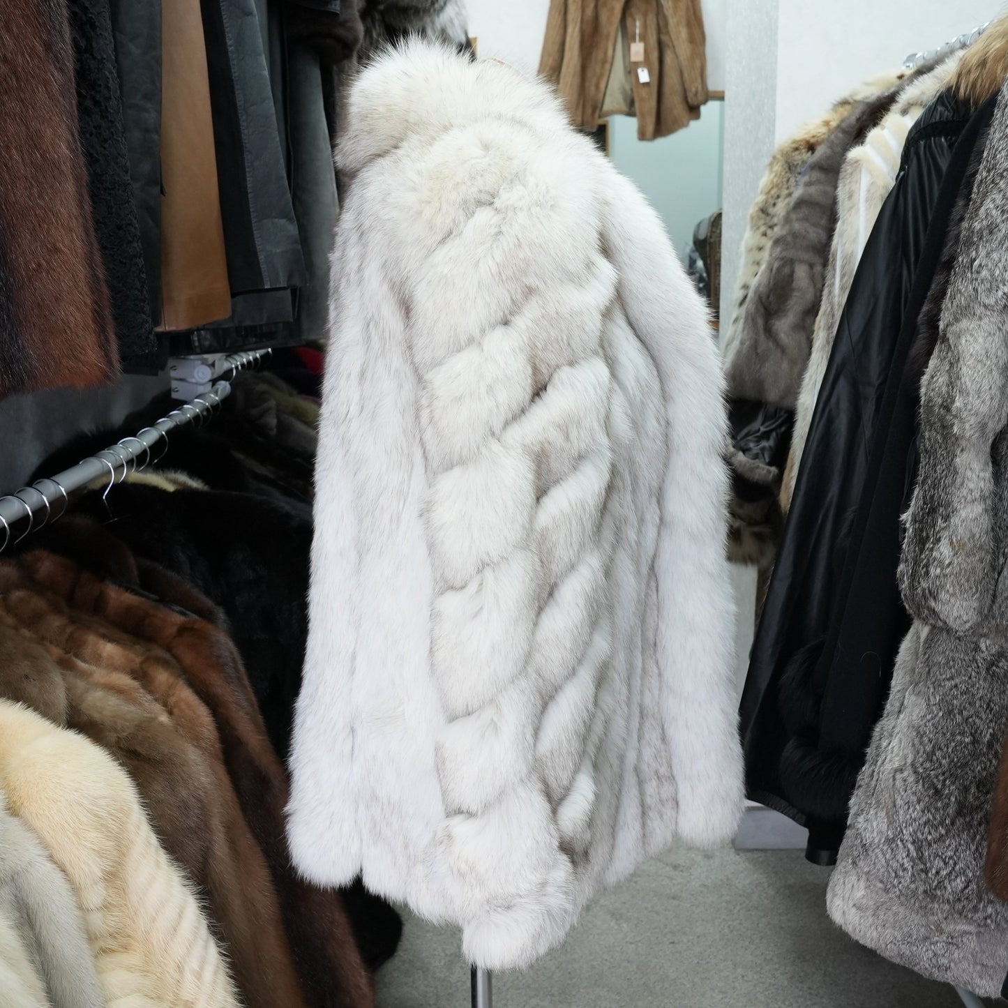 SAGA ROYAL FOX Fur Coat - Genuine Vintage Fur From Japan
