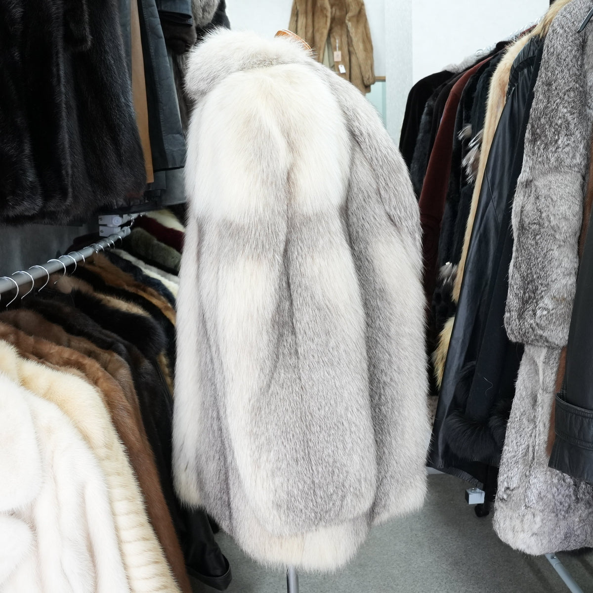 Platinum SAGA ROYAL Fox Fur Coat Soft and Fluffy - Genuine Vintage Fur From Japan