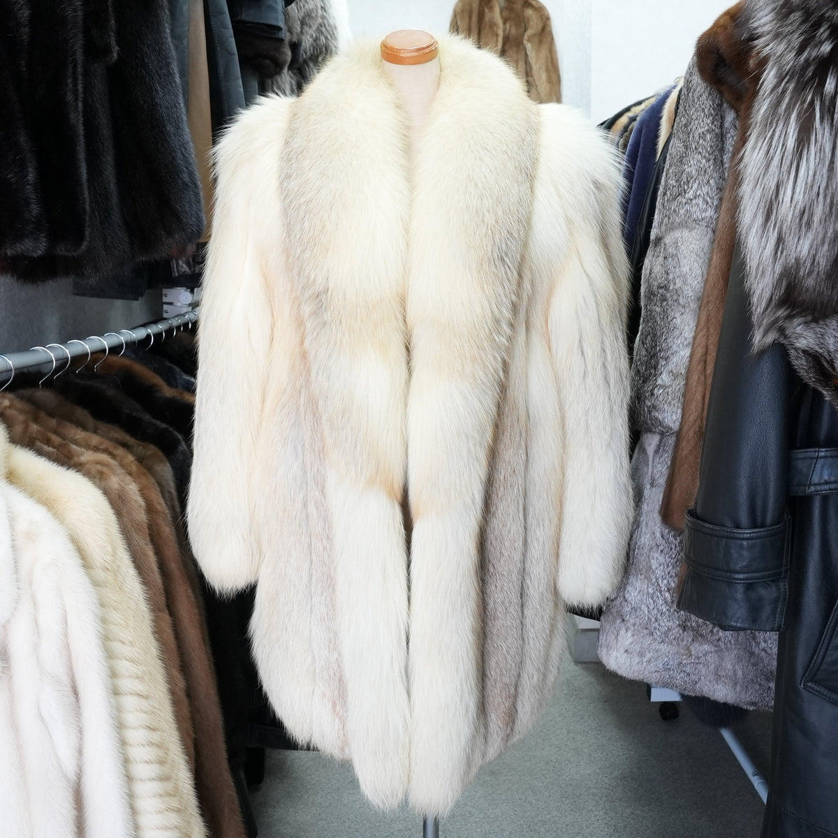 Golden Island Fox Fur Coat Soft and Fluffy SAGA FOX - Genuine Vintage Fur From Japan