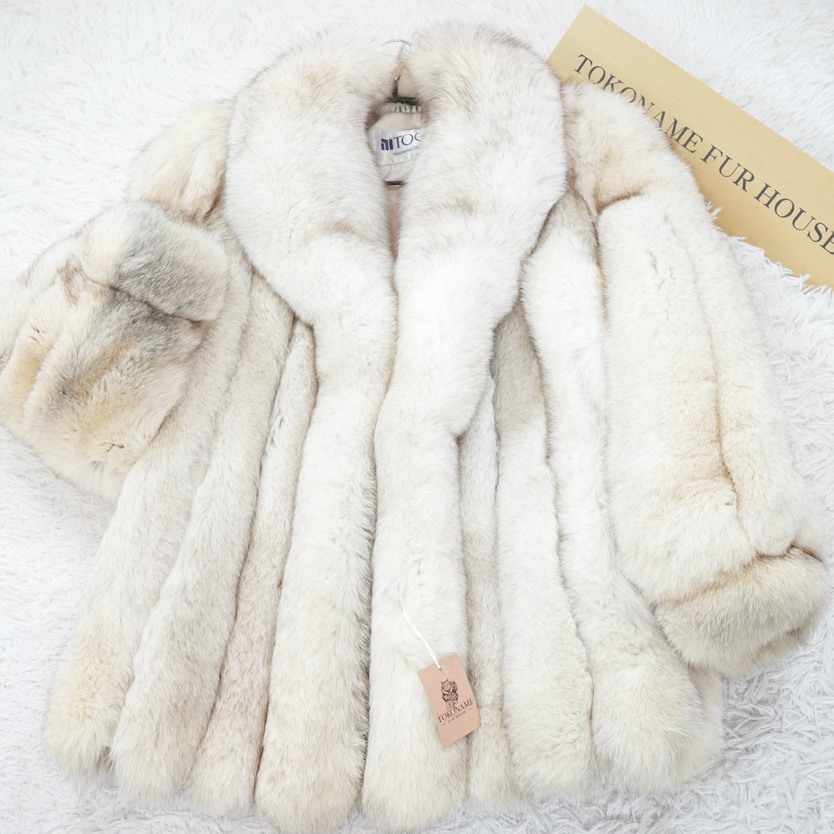 Blue Fox SAGA Fox Coat Soft and Fluffy - Genuine Vintage Fur From Japan