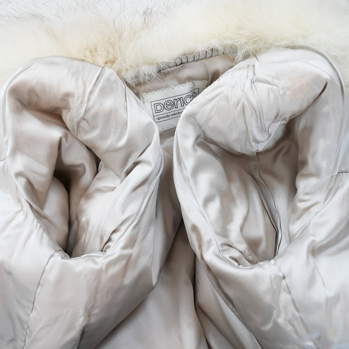 Platinum SAGA ROYAL Fox Fur Coat Soft and Fluffy - Genuine Vintage Fur From Japan