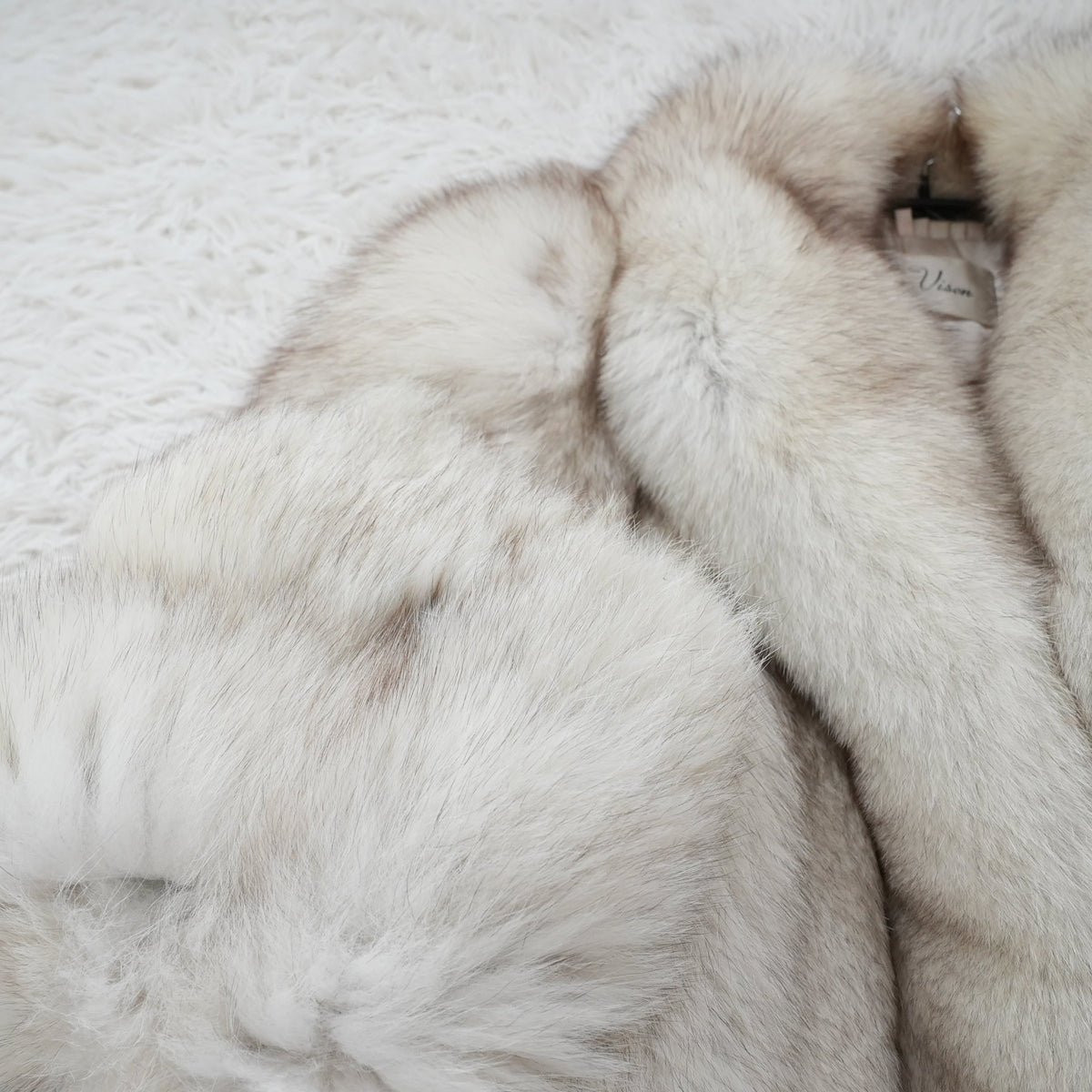 SAGA ROYAL Nordic Fox Fur Coat Soft and Fluffy - Genuine Vintage Fur From Japan