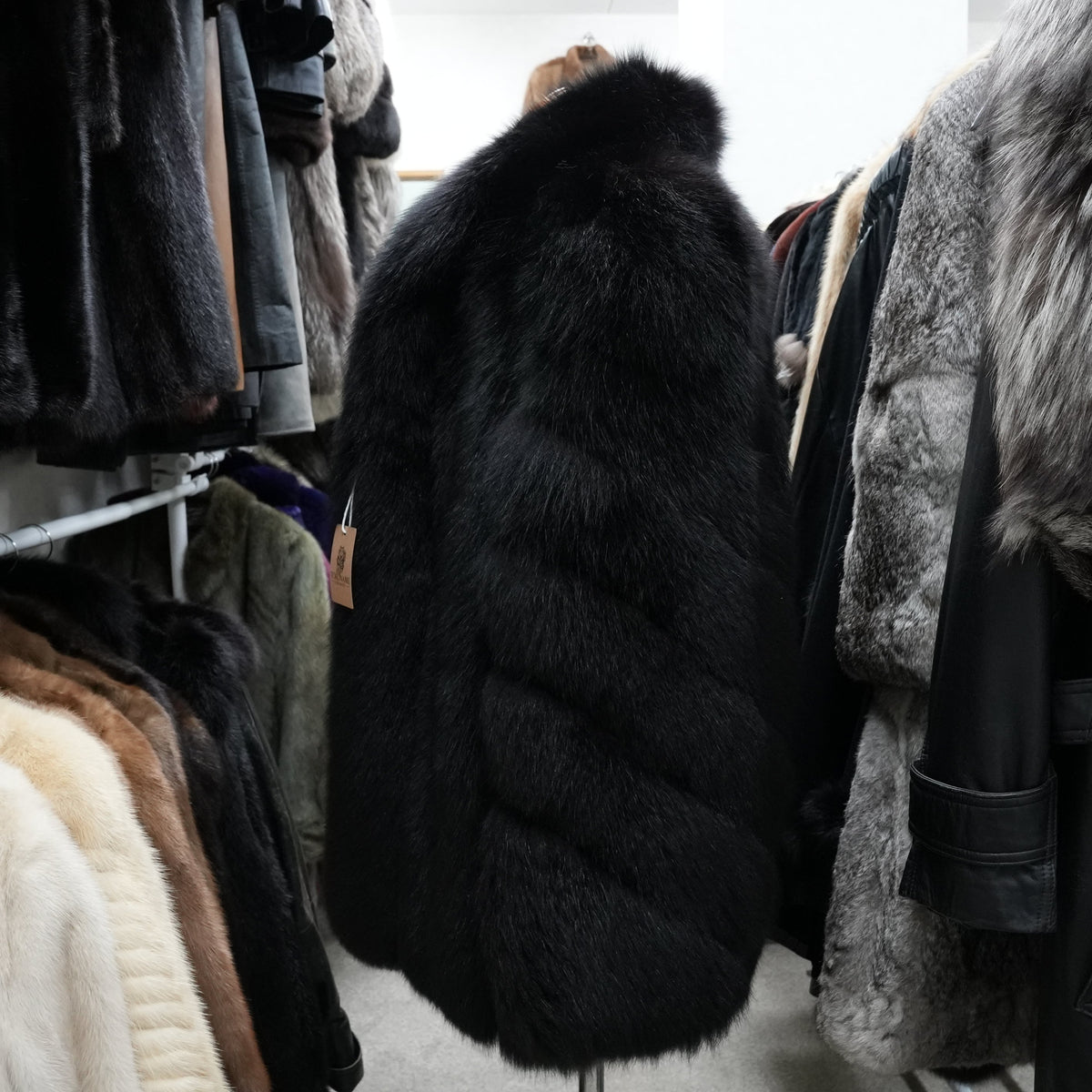Black Dyed SAGA ROYAL FOX Coat Soft and Fluffy - Genuine Vintage Fur From Japan