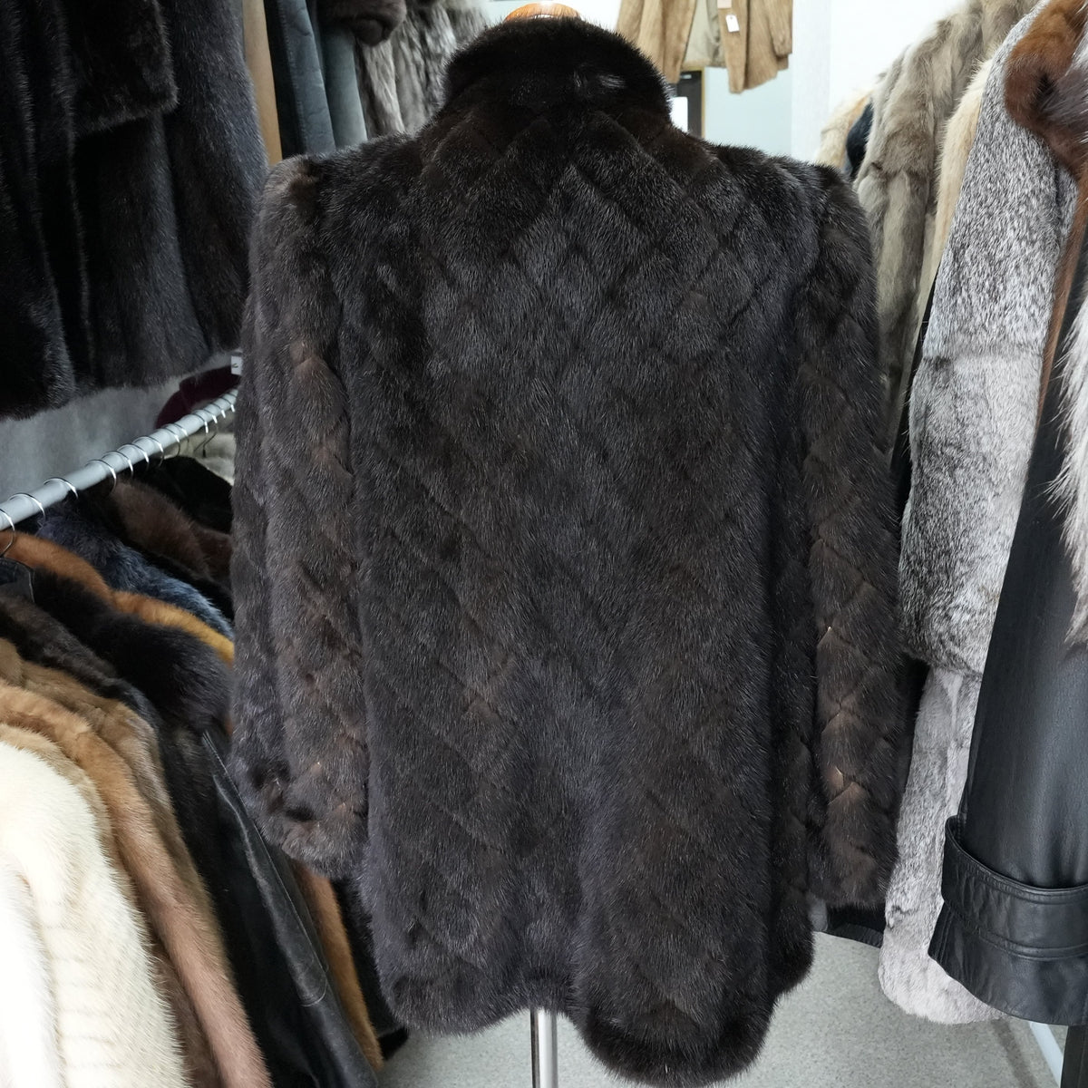 Dark Mink diamond-cut design and a bow tie detail - Genuine Vintage Fur From Japan