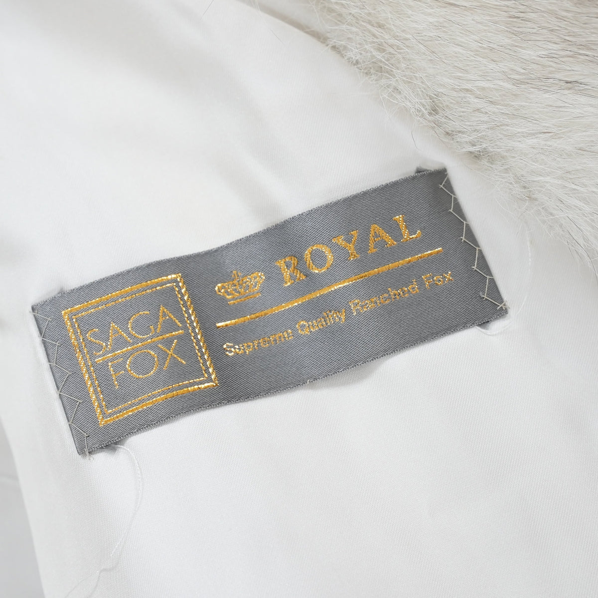SAGA ROYAL Nordic Fox Fur Coat Soft and Fluffy - Genuine Vintage Fur From Japan
