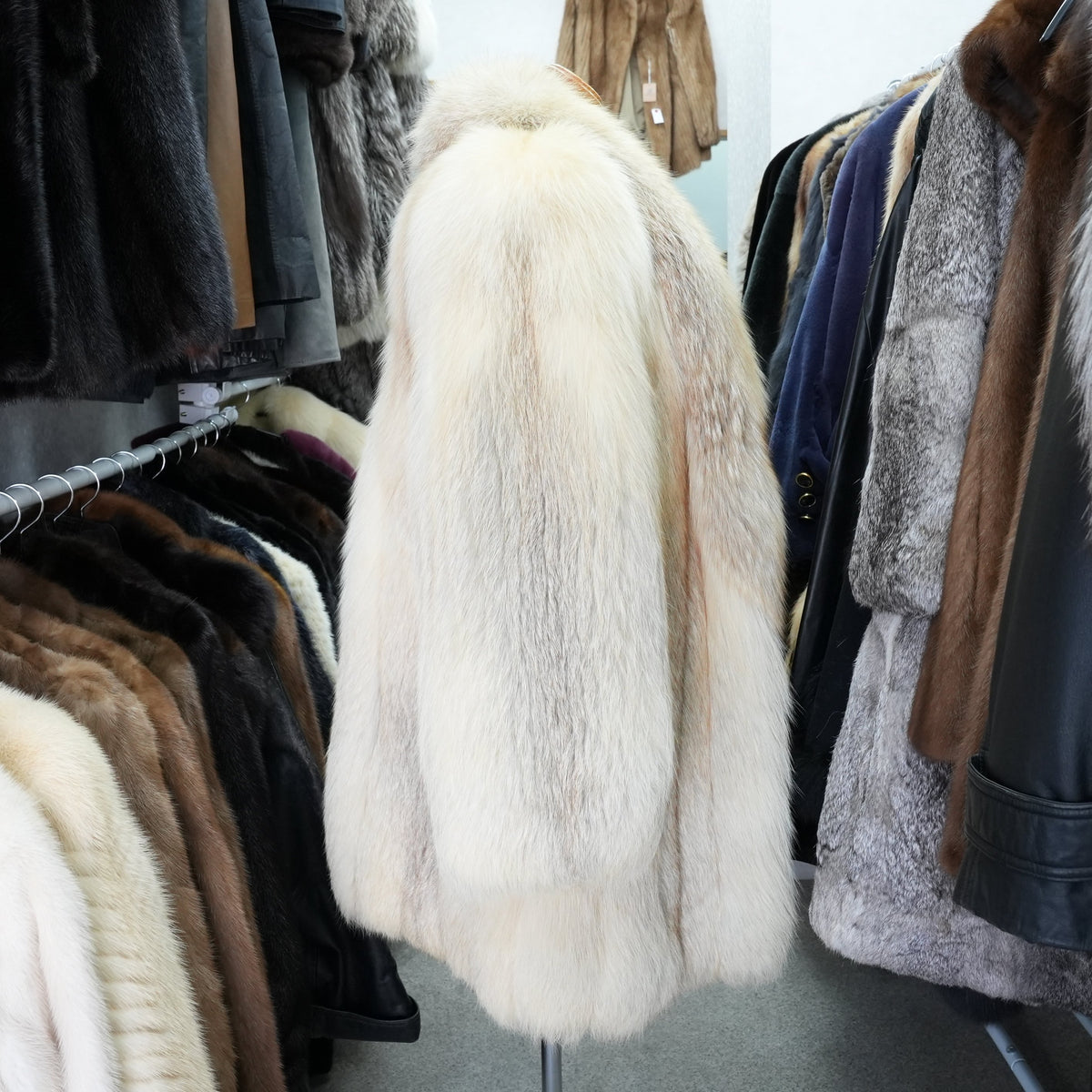 Golden Island Fox Fur Coat Soft and Fluffy SAGA FOX - Genuine Vintage Fur From Japan