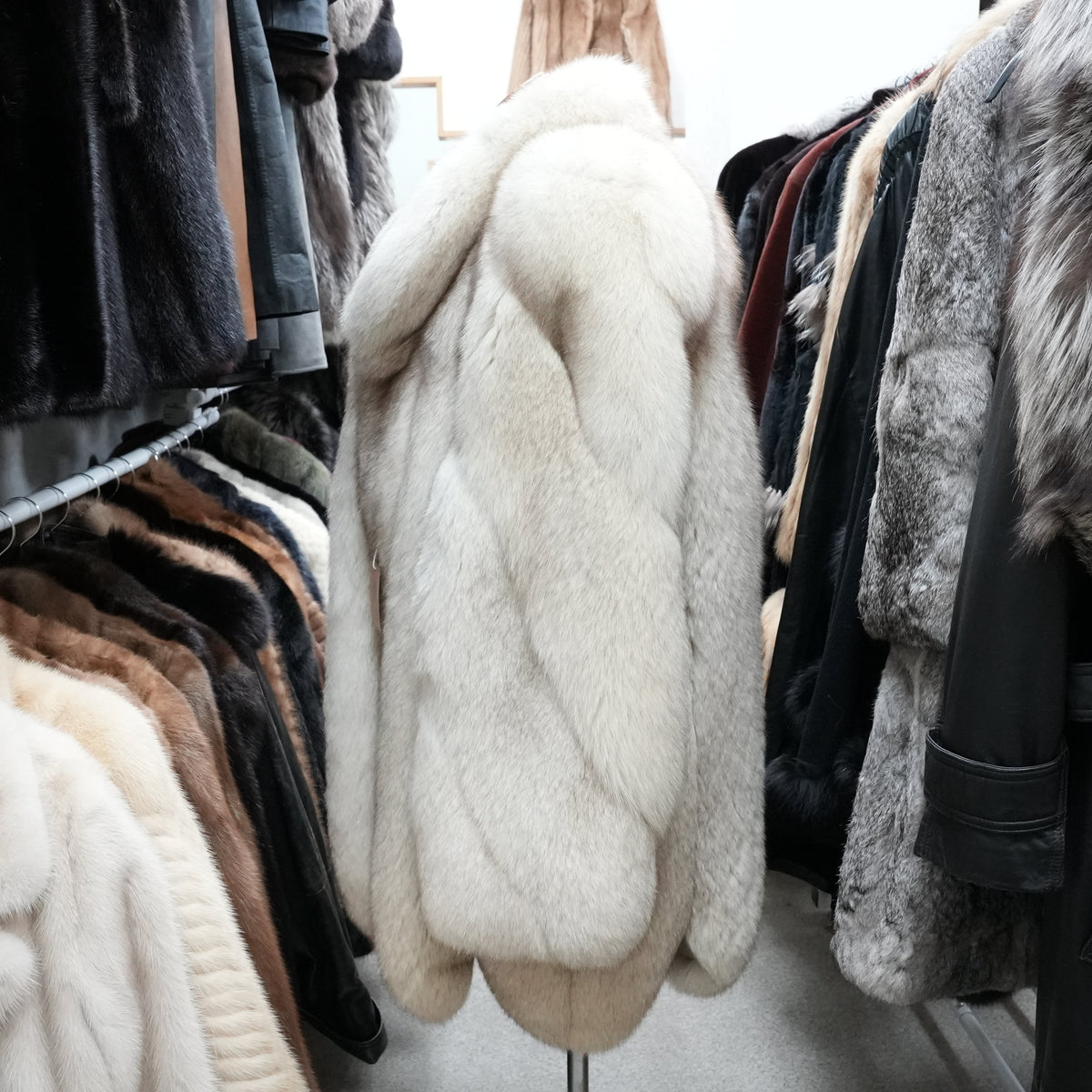 Nordic Fox Scallop Design Fur Coat very Soft and Fluffy EMBA - Genuine Vintage Fur From Japan