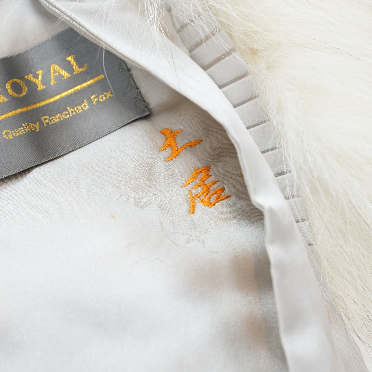 Platinum SAGA ROYAL Fox Fur Coat Soft and Fluffy - Genuine Vintage Fur From Japan