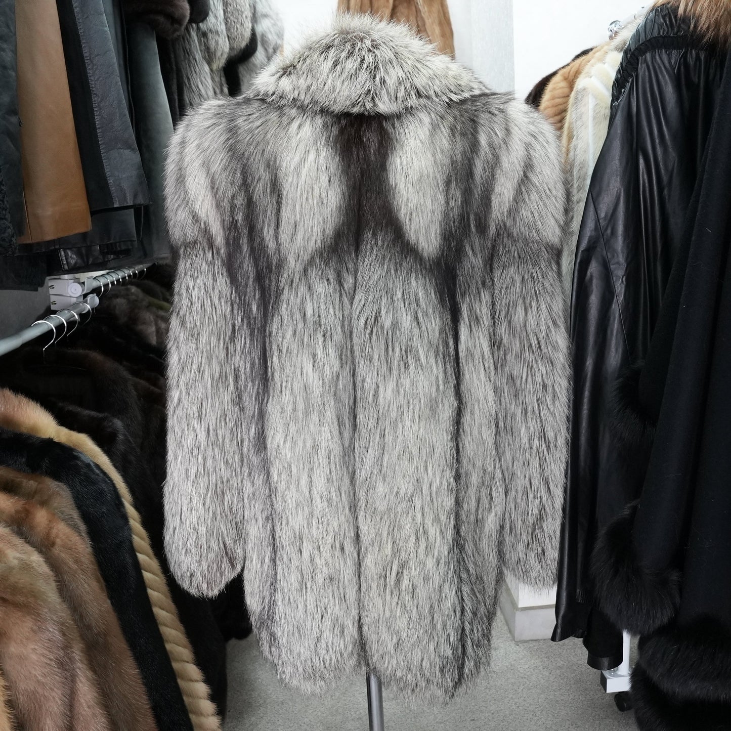SAGA ROYAL FOX Silver Fox Soft and Fluffy - Genuine Vintage Fur Japan