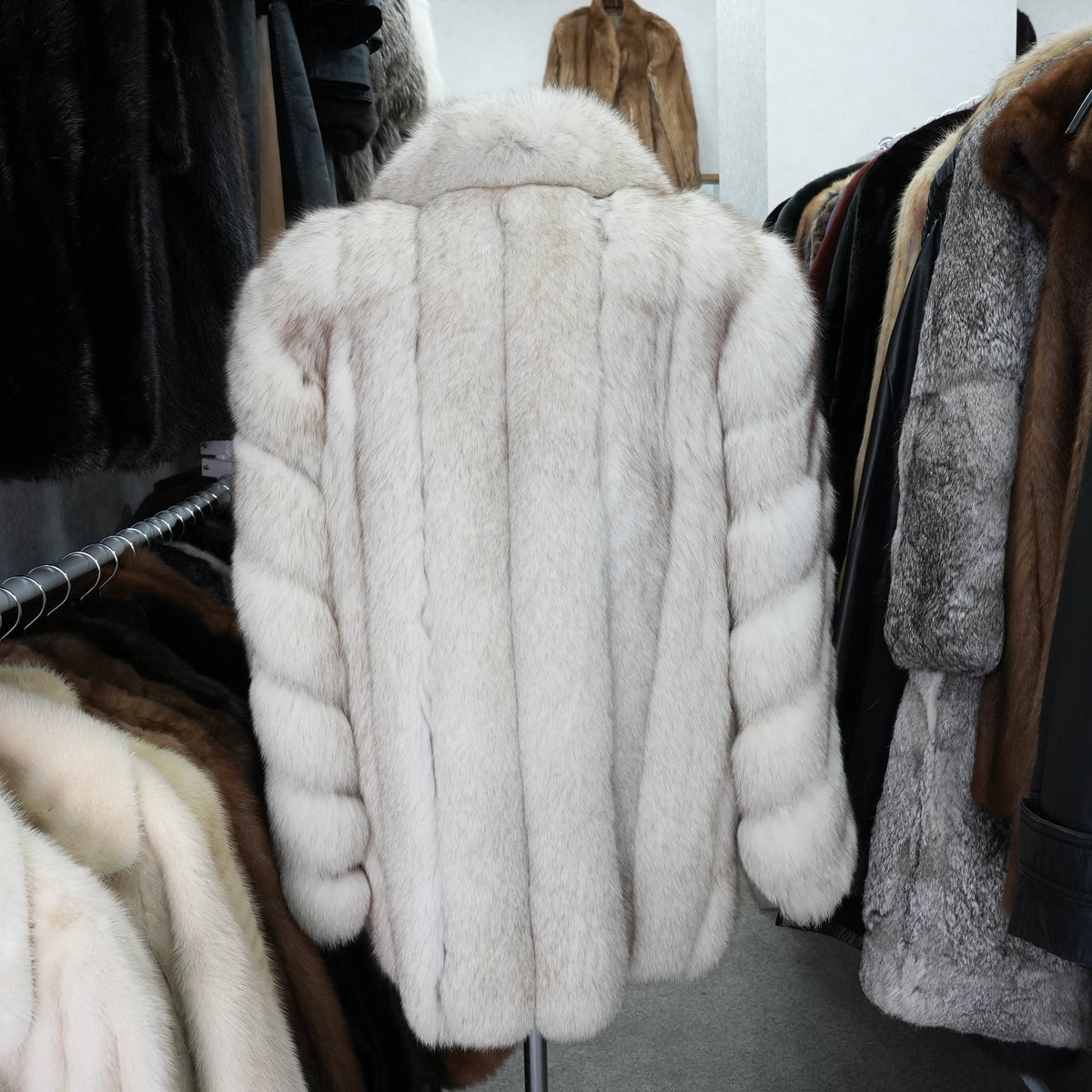 SAGA ROYAL Nordic Fox Fur Coat Soft and Fluffy - Genuine Vintage Fur From Japan