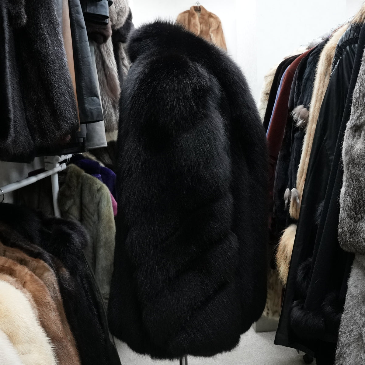 Black Dyed SAGA ROYAL FOX Coat Soft and Fluffy - Genuine Vintage Fur From Japan