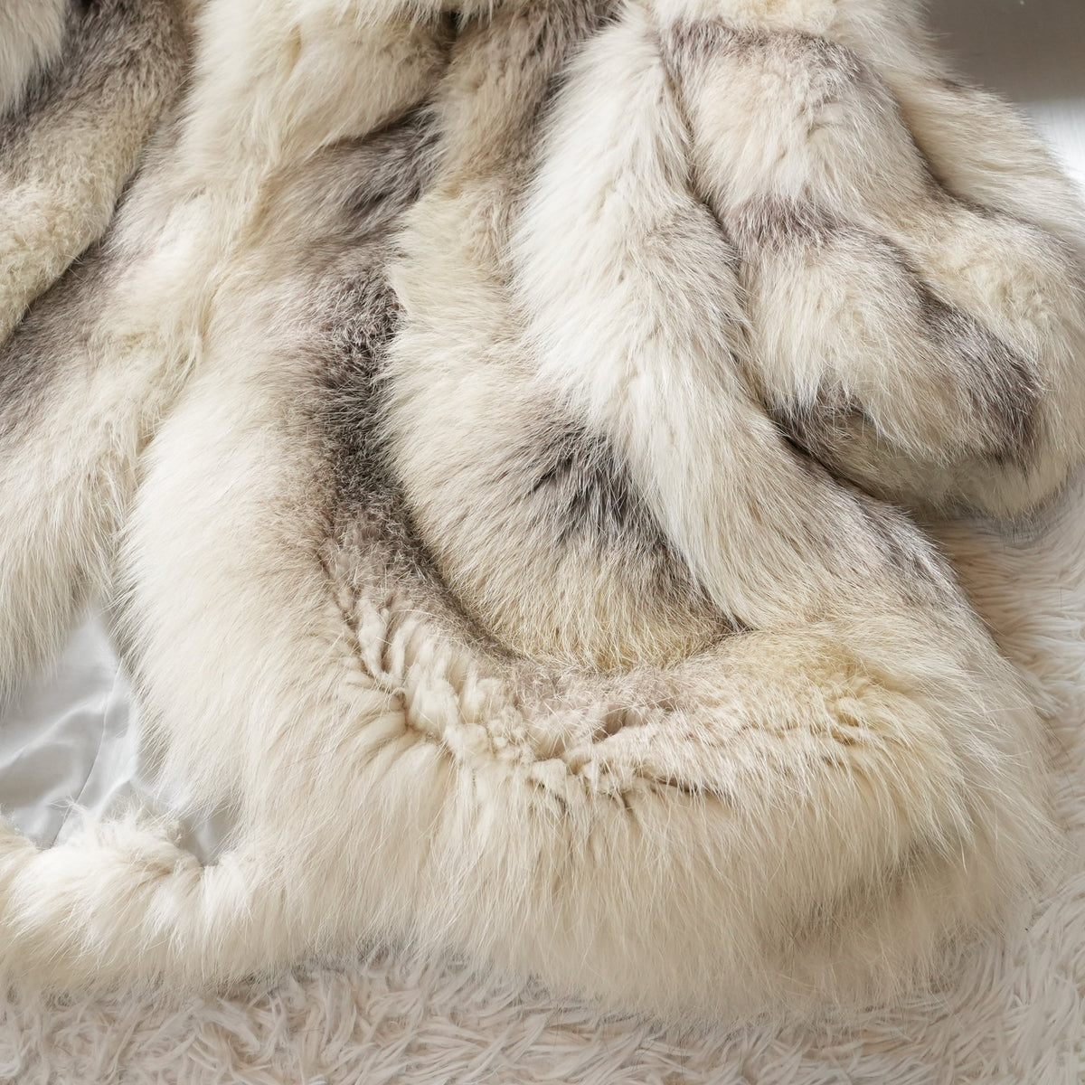 Scallop Shadow Fox and Frost Fox Fur elegant Coat Soft and Fluffy - Genuine Vintage Fur From Japan