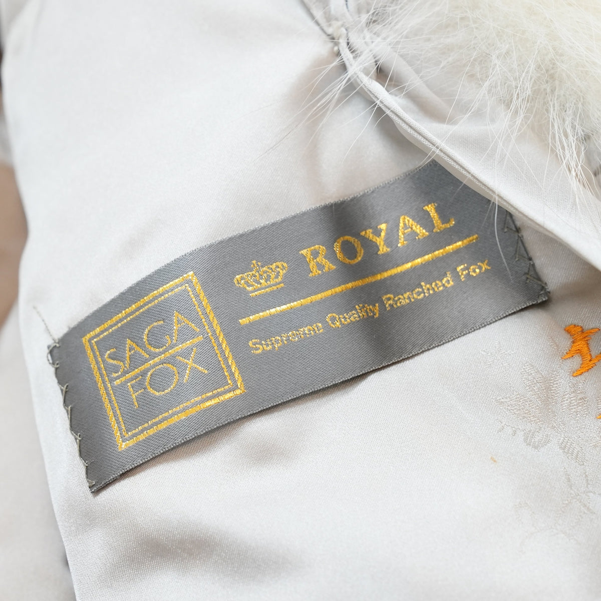 Platinum SAGA ROYAL Fox Fur Coat Soft and Fluffy - Genuine Vintage Fur From Japan