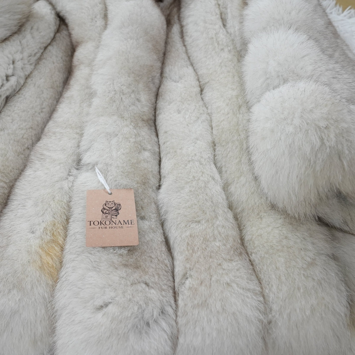 SAGA ROYAL Nordic Fox Fur Coat Soft and Fluffy - Genuine Vintage Fur From Japan