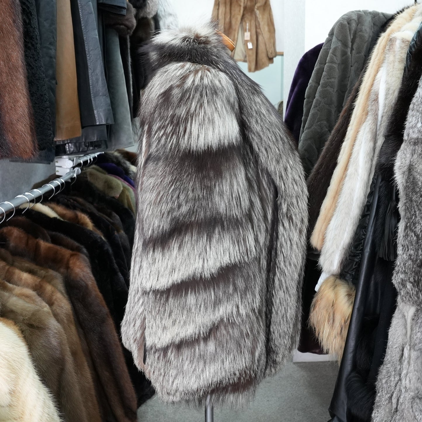 Silver Fox Coat SAGA FOX - Genuine Vintage Fur From Japan