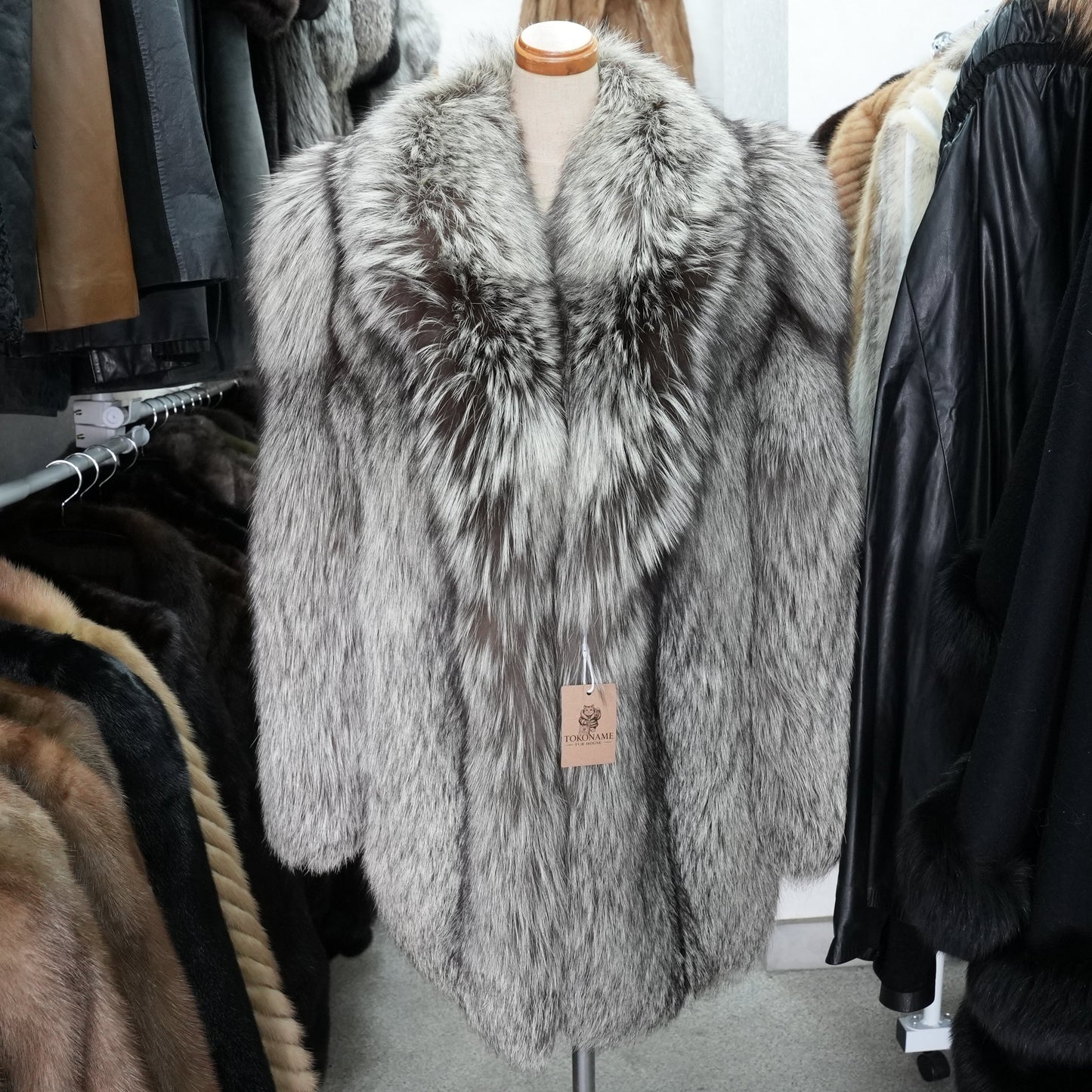 SAGA ROYAL FOX Silver Fox Soft and Fluffy - Genuine Vintage Fur Japan