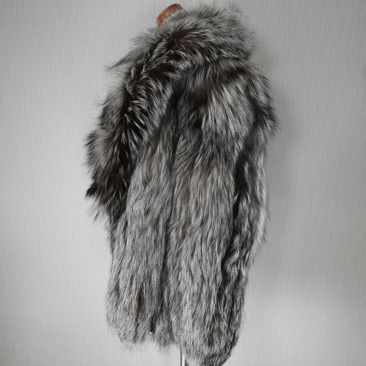 Silver Fox Fur Coat SAGA ROYAL FOX - Genuine Vintage Fur From Japan