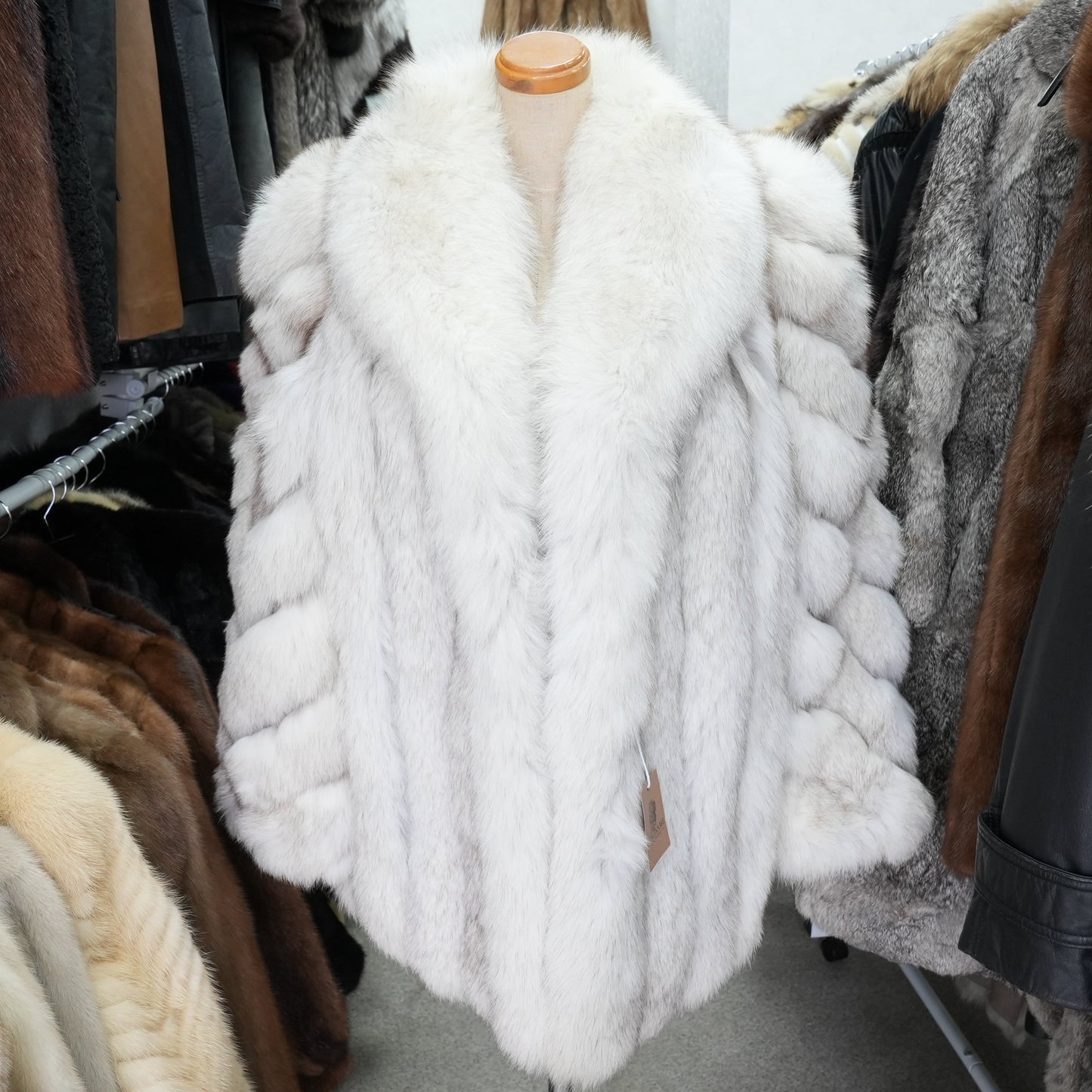 SAGA ROYAL FOX Fur Coat - Genuine Vintage Fur From Japan