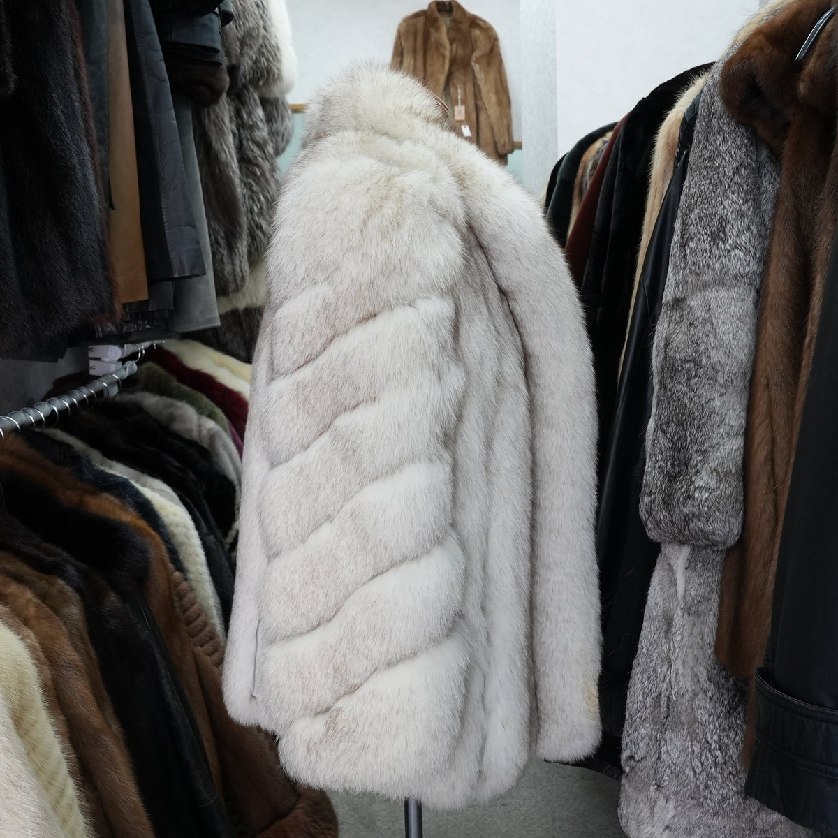 SAGA ROYAL Nordic Fox Fur Coat Soft and Fluffy - Genuine Vintage Fur From Japan