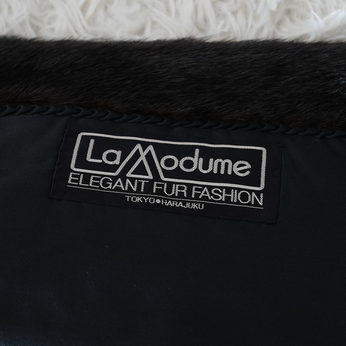 Dark Mink diamond-cut design and a bow tie detail - Genuine Vintage Fur From Japan