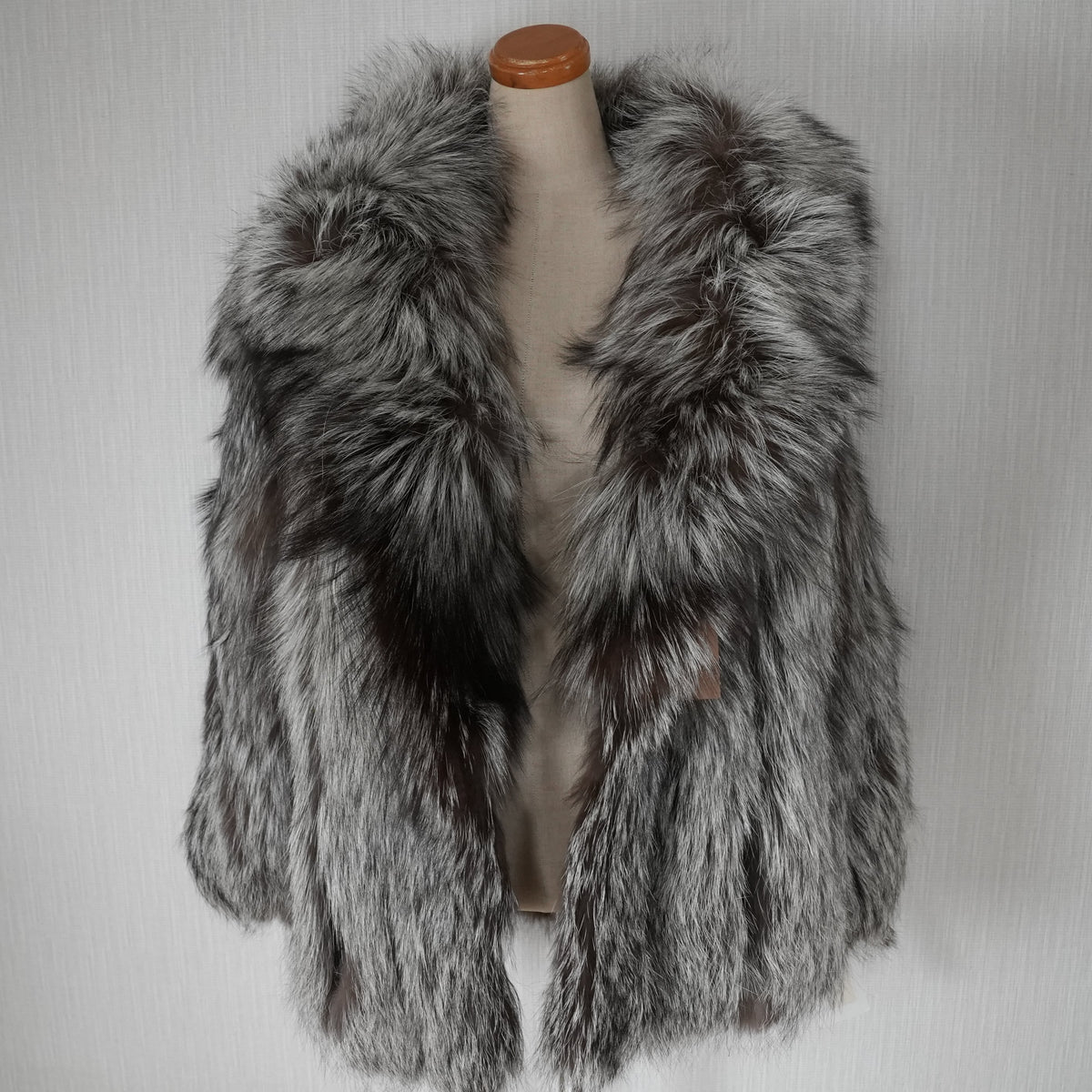 Silver Fox Fur Coat SAGA ROYAL FOX - Genuine Vintage Fur From Japan