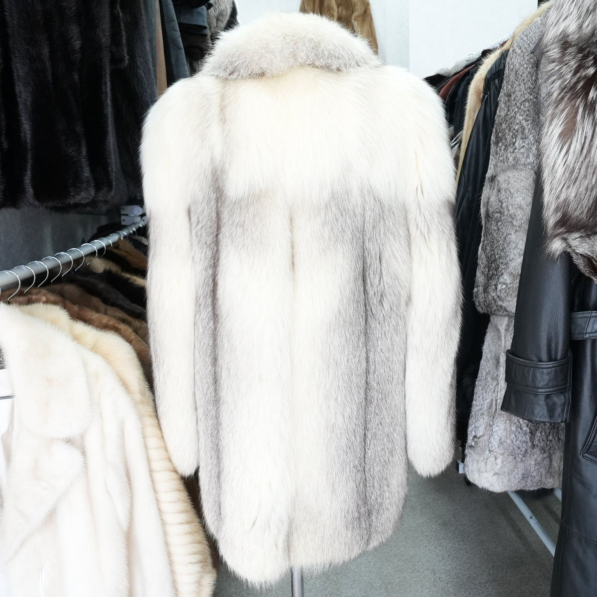 Platinum SAGA ROYAL Fox Fur Coat Soft and Fluffy - Genuine Vintage Fur From Japan