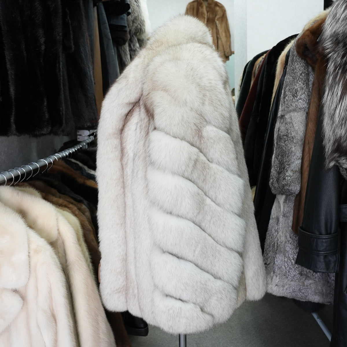 SAGA ROYAL Nordic Fox Fur Coat Soft and Fluffy - Genuine Vintage Fur From Japan